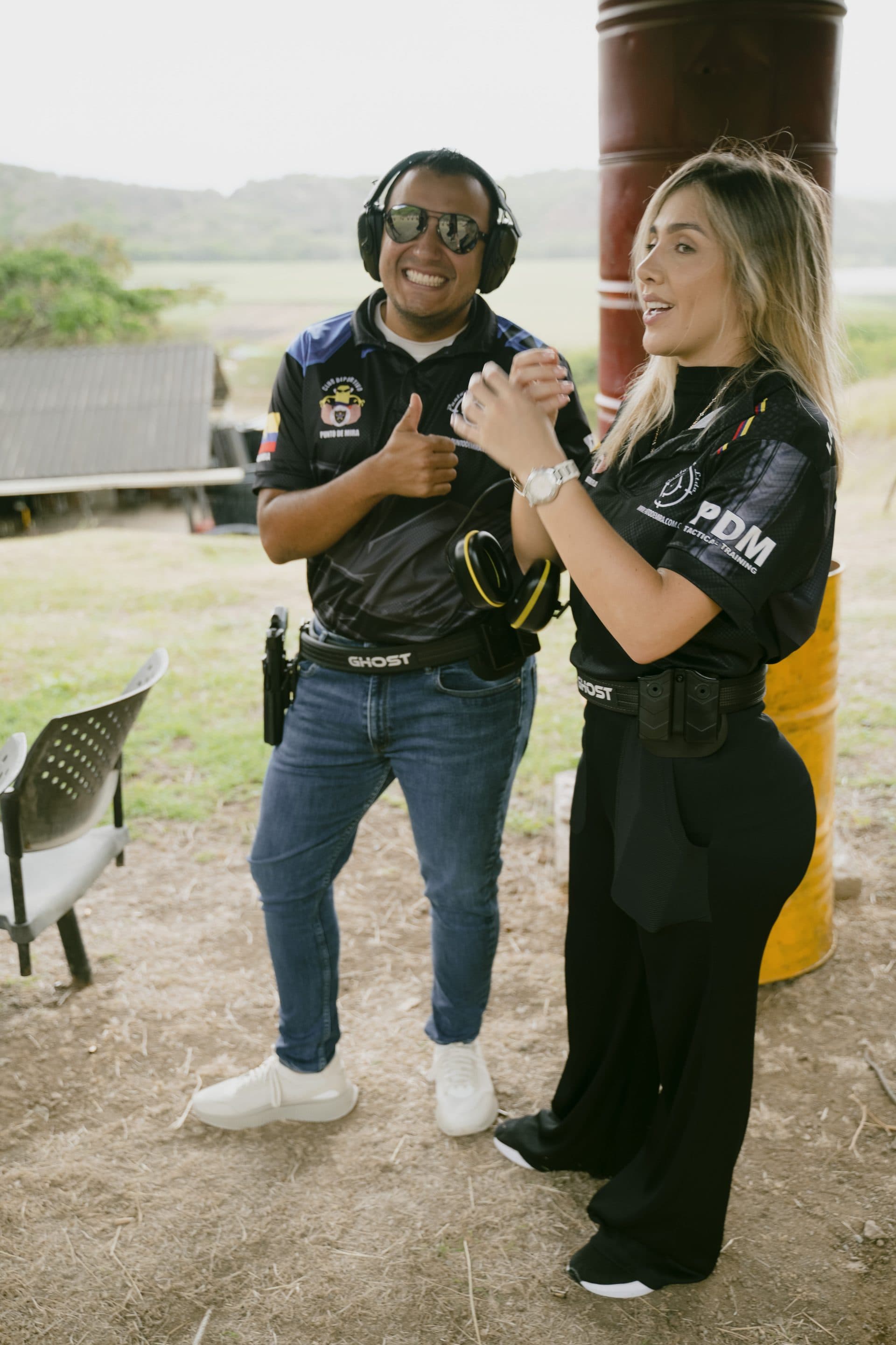Dos participantes celebrando entre risas después de disparar