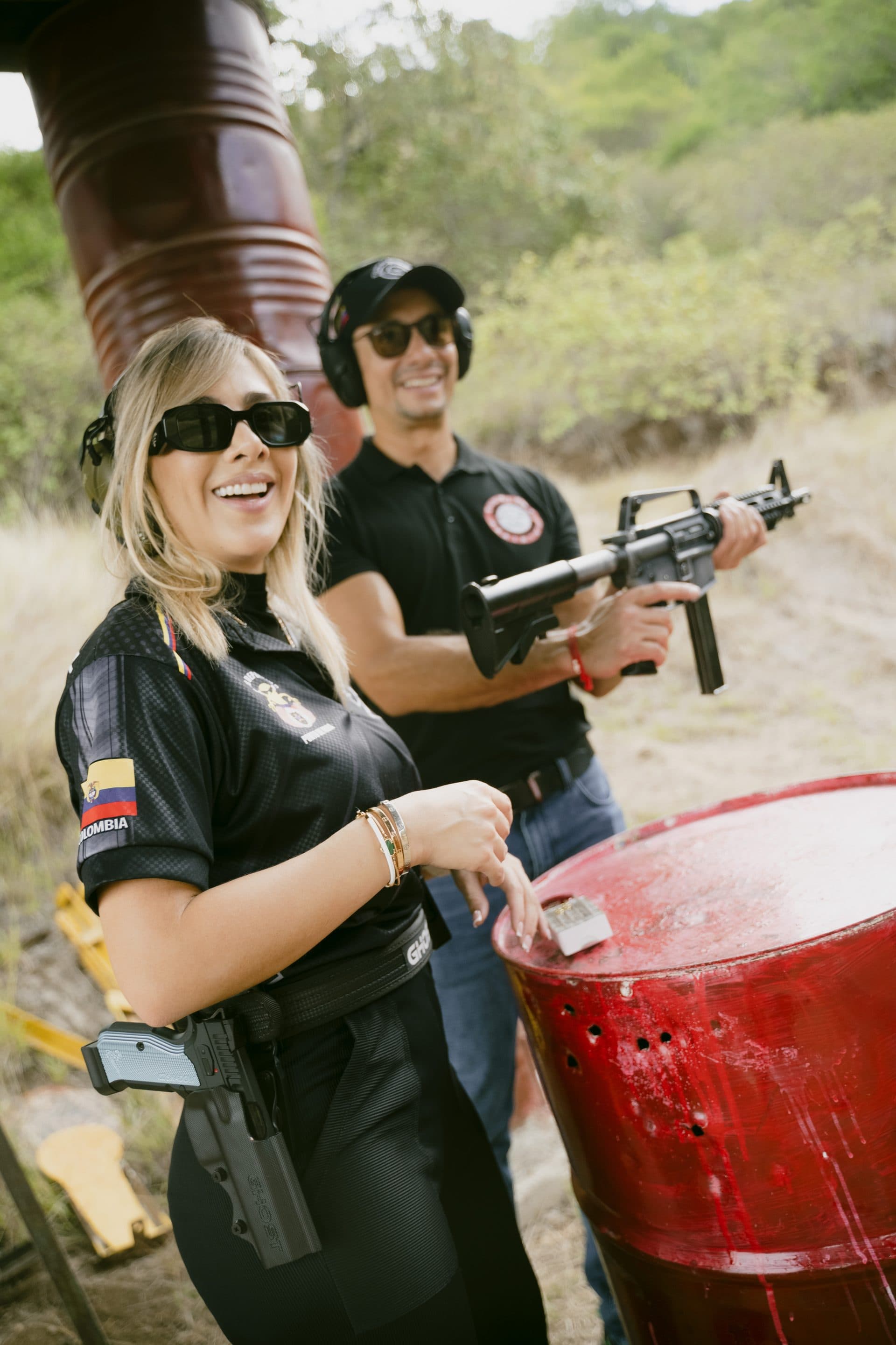 Participante sonriendo junto al instructor durante la jornada de tiro